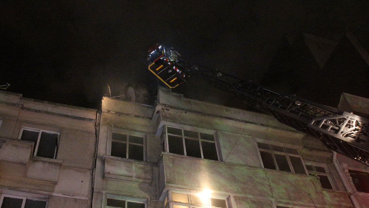 Beyoğlu'ndaki oteller caddesinde yangın! Turistler canlı yayın yaptı