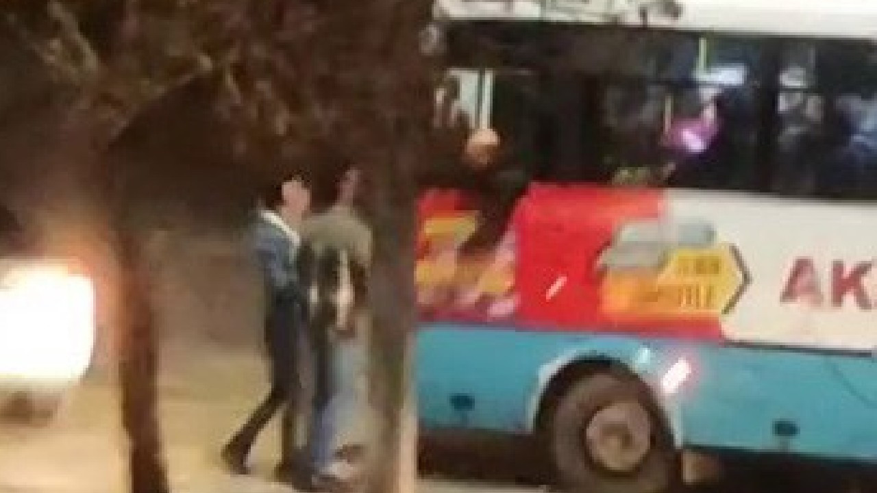 Halk otobüsünün önünü kesip sürücüye saldırdı!