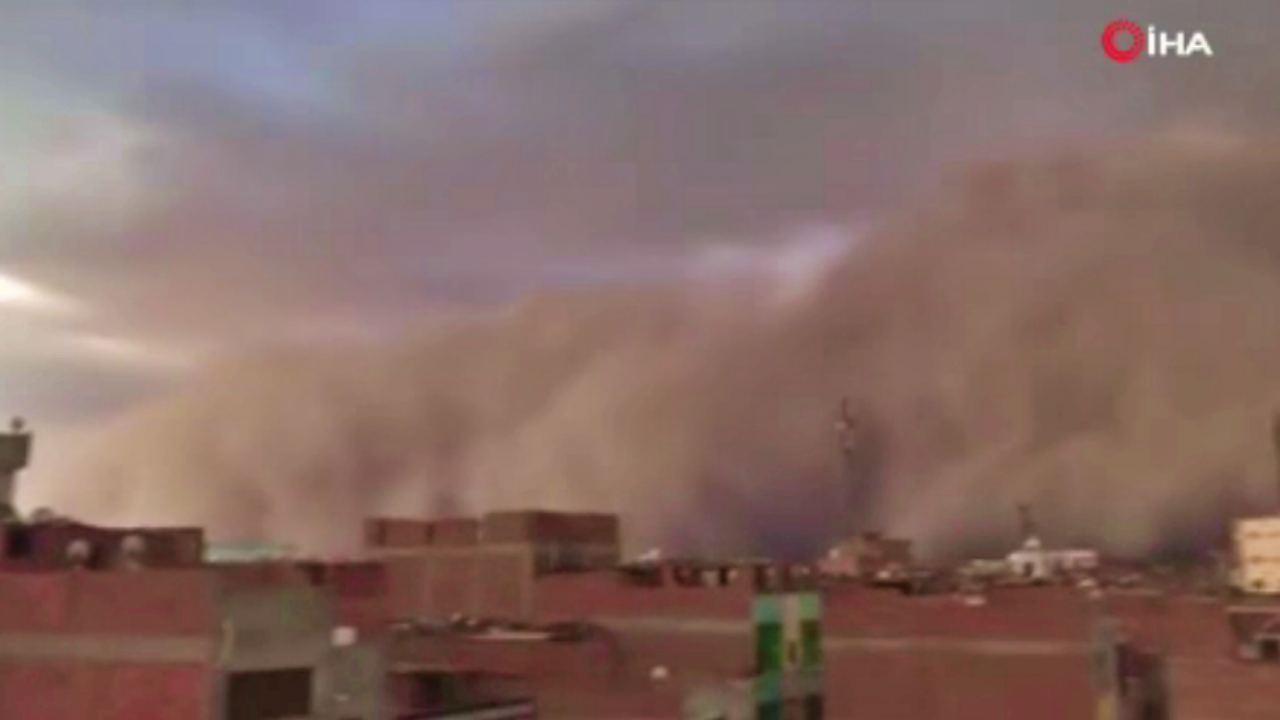 Mısır'ı vuran dev kum fırtınası kameralara yansıdı!