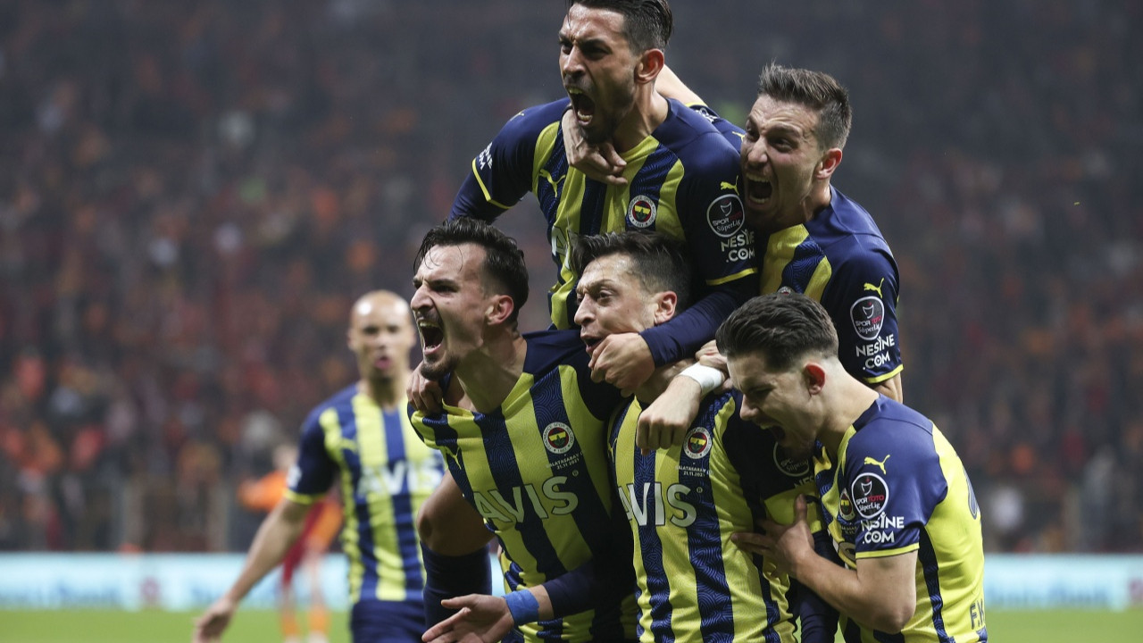Fenerbahçe ezeli rakibi Galatasaray'ı deplasmanda 90+4'te Crespo'nun attığı golle 1-2 mağlup etti