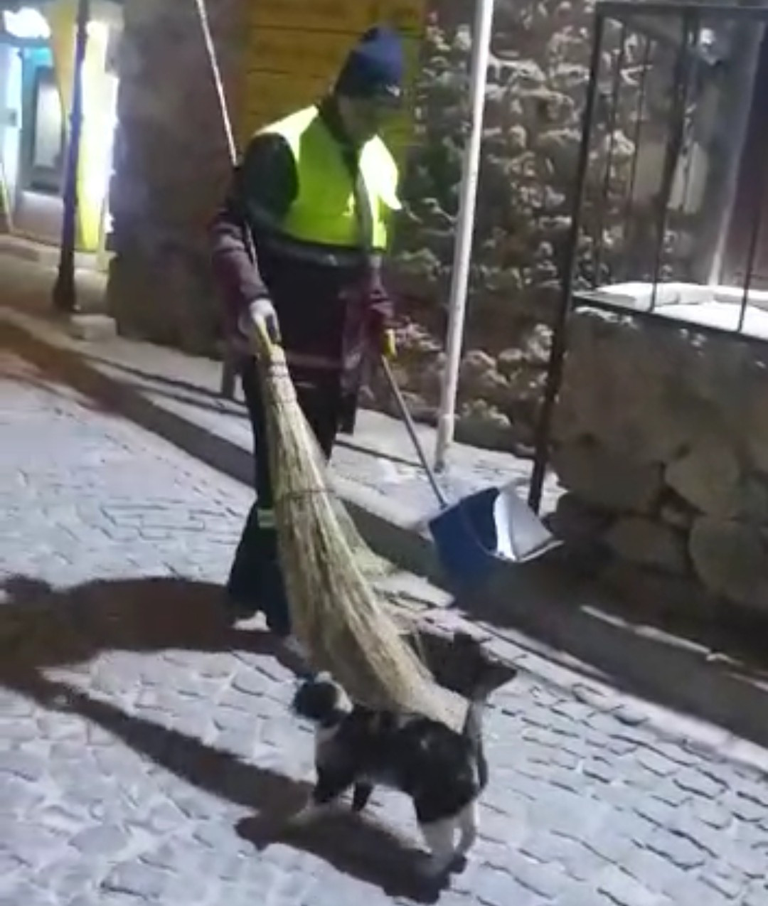 Temizlik görevlisi ile sokak kedisi arasındaki dostluk yürekleri ısıttı