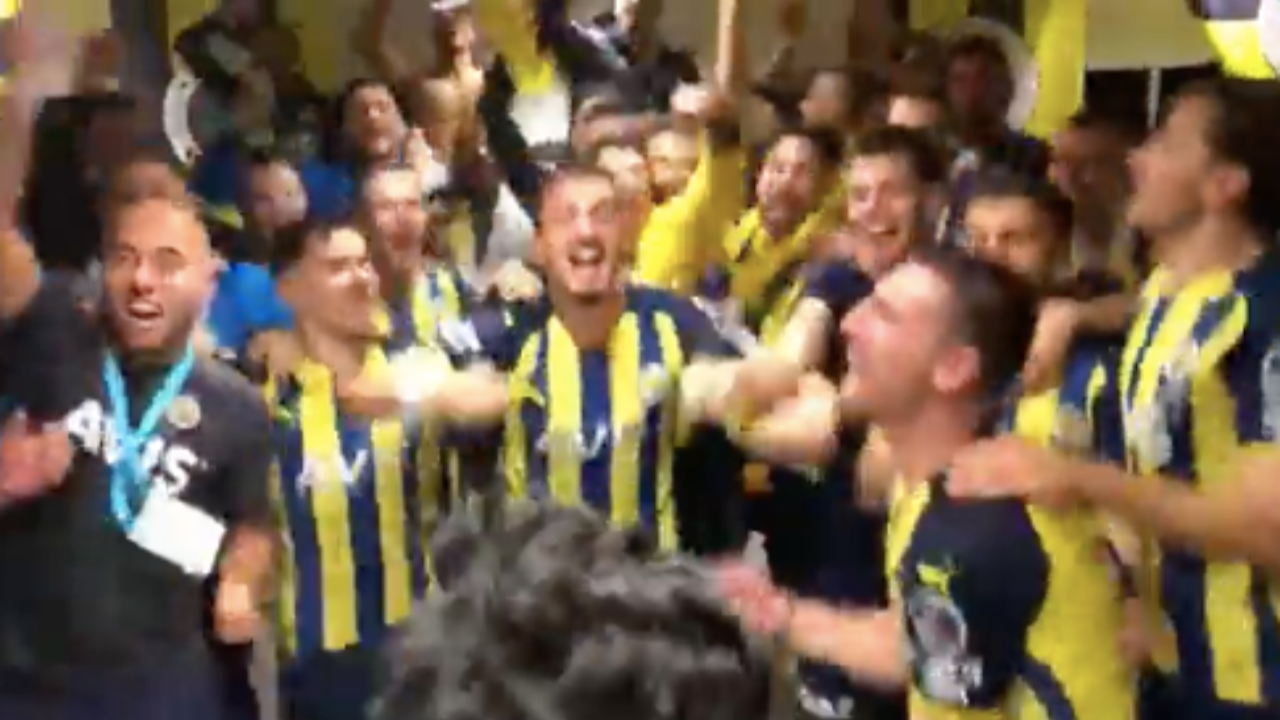 Fenerbahçeli futbolculardan Galatasaray galibiyeti sonrası soyunma odasında çılgın sevinç...