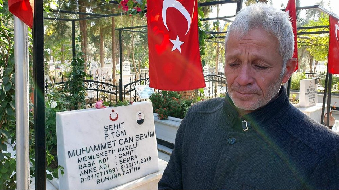 Şehit oğlunun mezarı başında konuşan babadan İYİ Partili Türkkan'a sitem!
