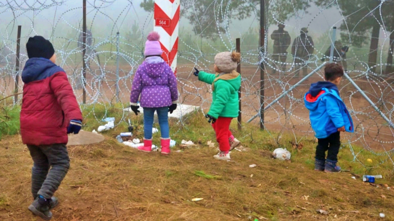 Polonya, göçmenlerin olduğu Belarus topraklarına patlayıcı madde attı!