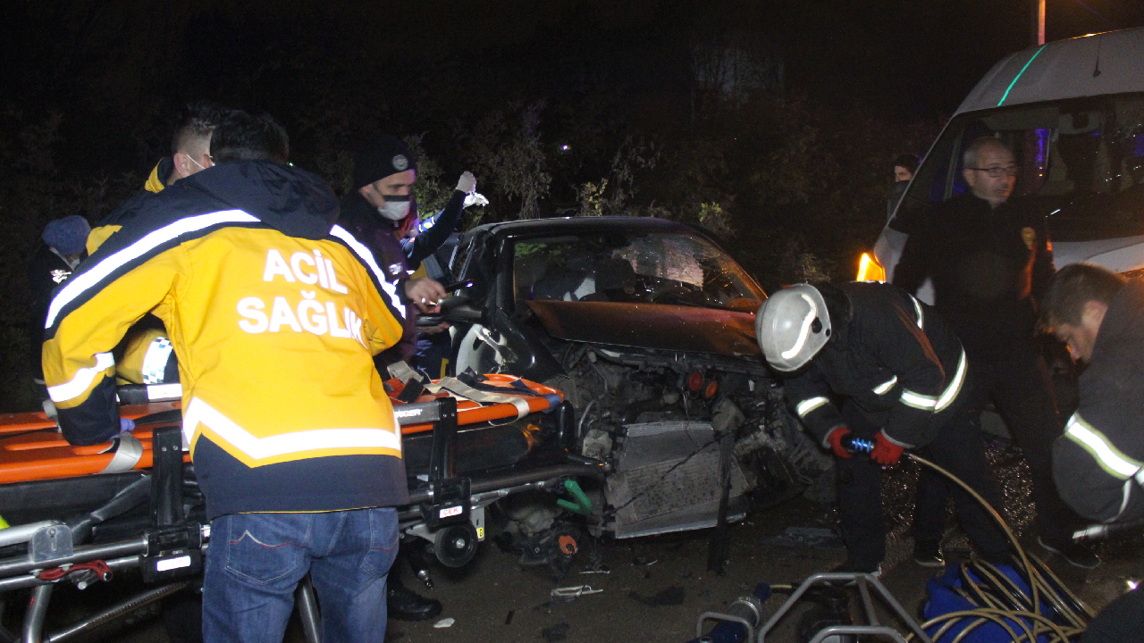 Kartepe’de 3 araç birbirine girdi: 8 kişi yaralandı