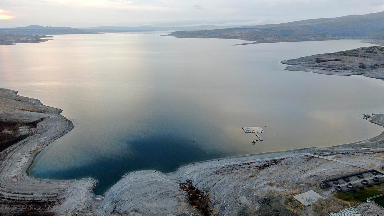 Kayseri'deki Yamula Barajı'nun suyu yaklaşık 20 metre çekildi