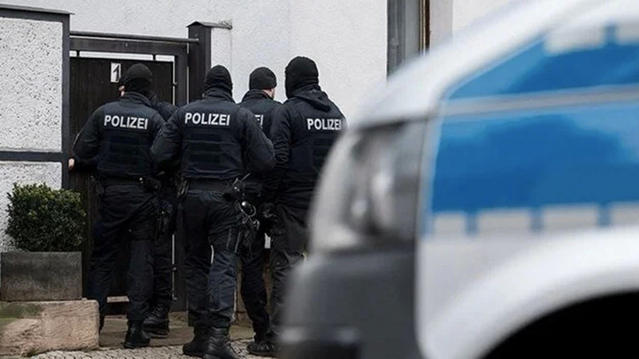 Alman polisinin ırkçı mesajları ortaya çıktı: “Dün bir Türk'ü tekmeledim"