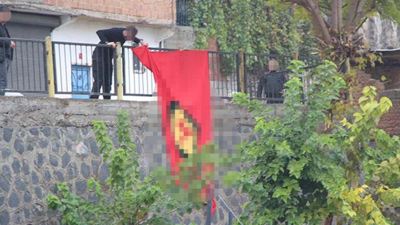 Diyarbakır'da istinat duvarına PKK paçavrası astılar!