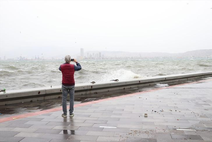 İstanbul'da deniz ulaşımı durdu, İzmir'de deniz taştı! İşte kuvvetli rüzgardan il il kareler... - Sayfa 4