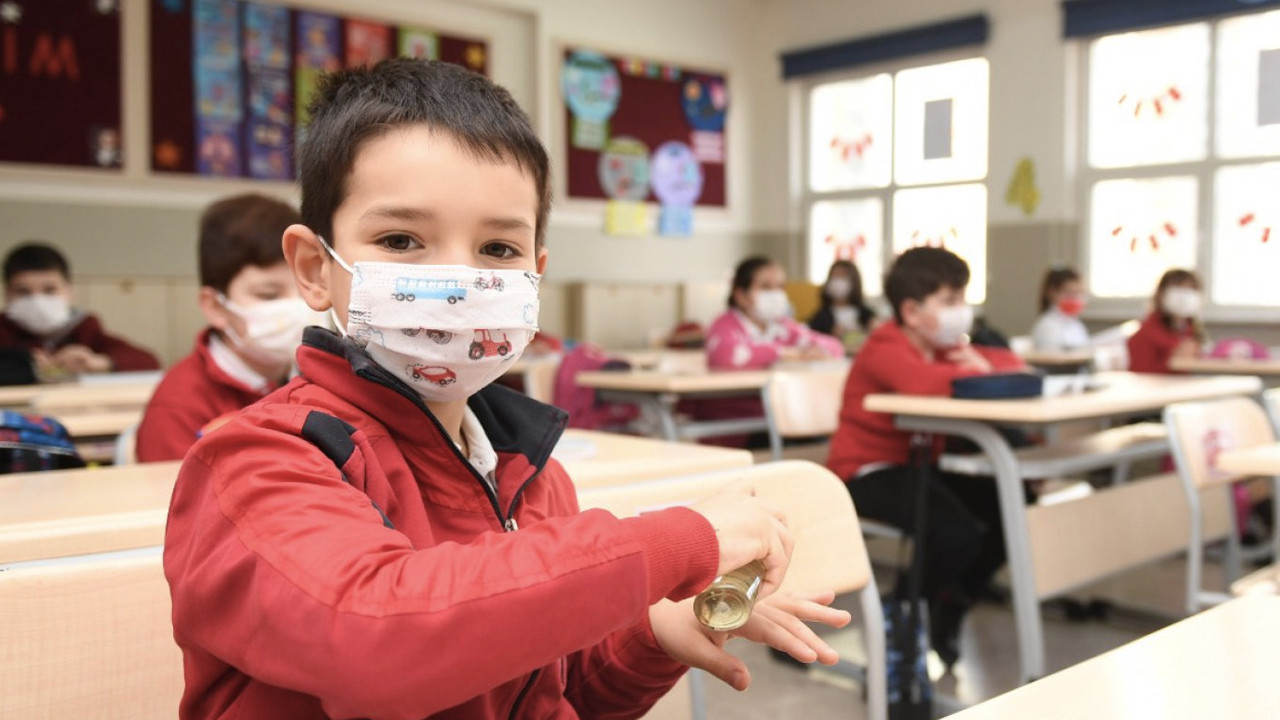 Havalar soğudu, çocuklarda gribal enfeksiyon arttı: "Okullarda mutlaka maske takılmalı"