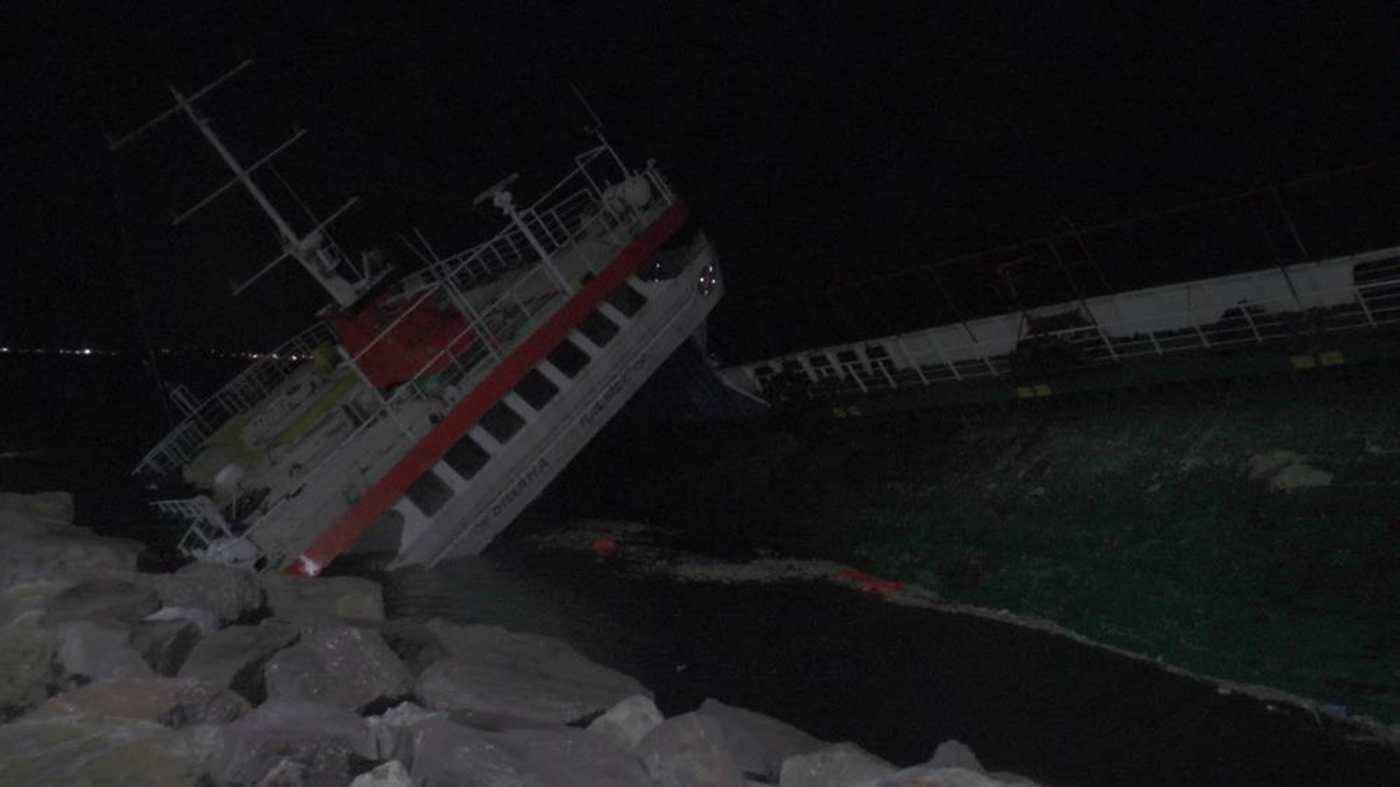 Görüntüler Maltepe'den! Lodos nedeniyle sürüklenen gemi yan yattı