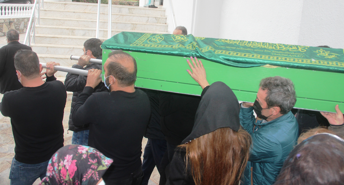 Ebru Şallı'nın gözyaşları... Babası Şükrü Şallı'yı son yolculuğuna uğurladı