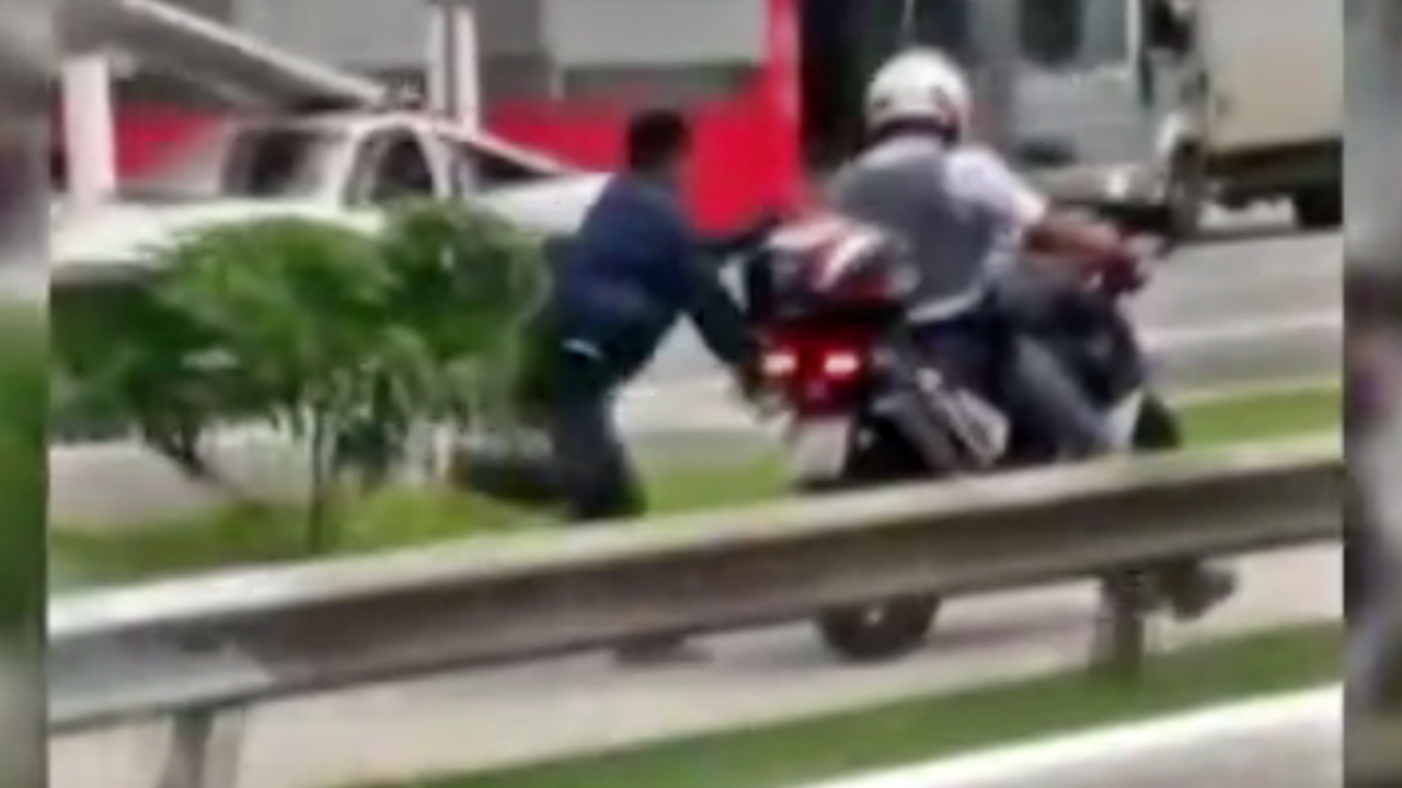 Polis, siyahi şüpheliyi motosikletine bağlayıp arkasından koşturdu!