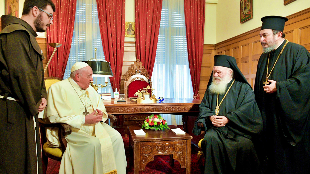 Ortodoks rahip, Atina ziyaretindeki Papa'ya  'Sen bir kafirsin!' dedi!