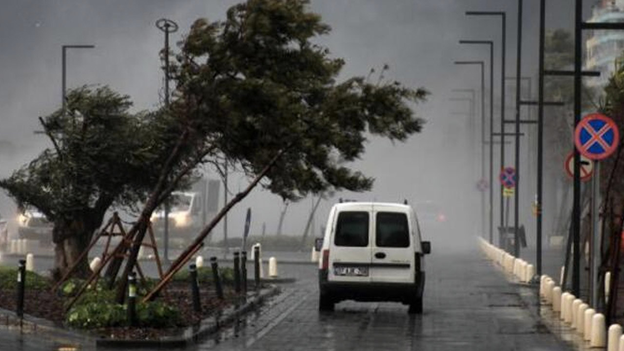 Antalya'da fırtına hayatı felç etti: Uzun araç kuyrukları oluştu, uçak seferleri durdu