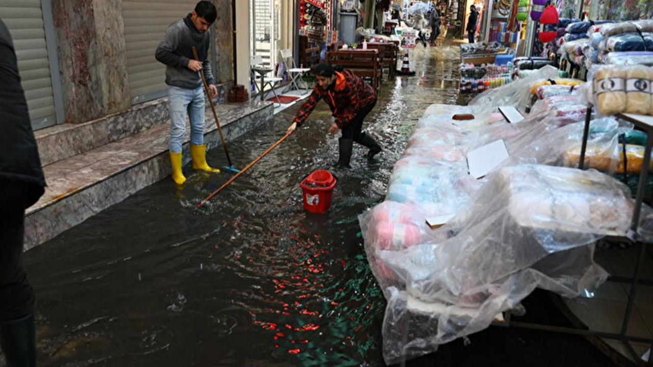 İzmir’de esnafın yağmur suyu çilesi bitmiyor!