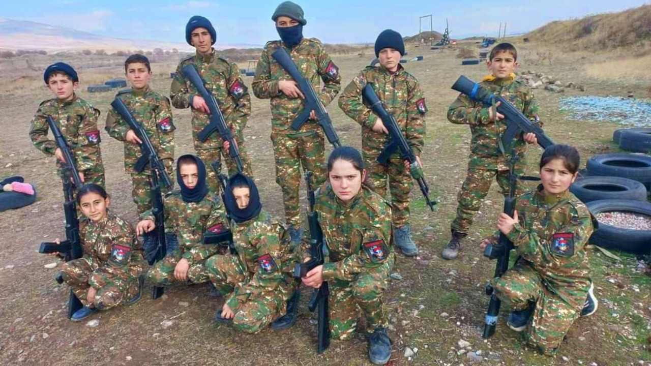 Korkunç iddia fotoğraflandı: İşte Ermenistan'ın 'çocuk askerleri'!