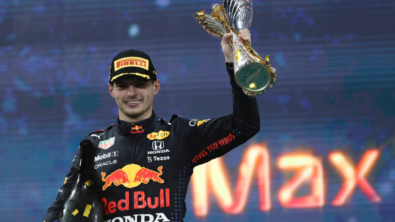 Formula 1'de tarihi sezon sona erdi: Unutulmayacak yarışı kazanan Verstappen şampiyon oldu