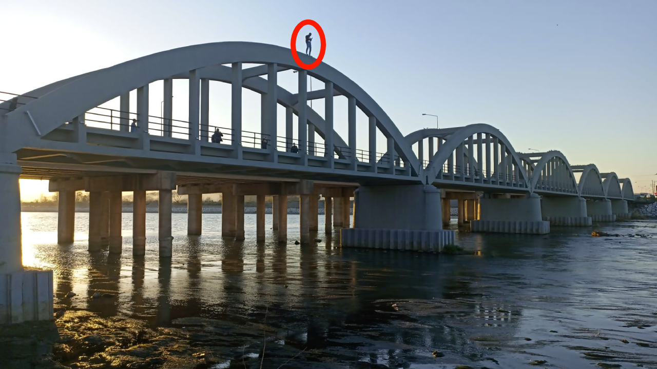 Tarihi köprüde intihar! Atlama anı kamerada