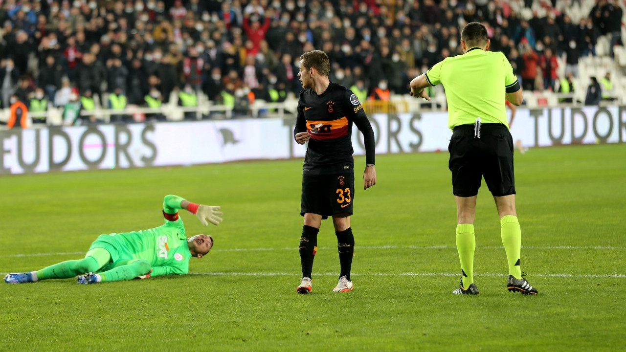 Galatasaray'ın tecrübeli kalecisi Fernando Muslera Sivasspor deplasmanında dizinden sakatlandı