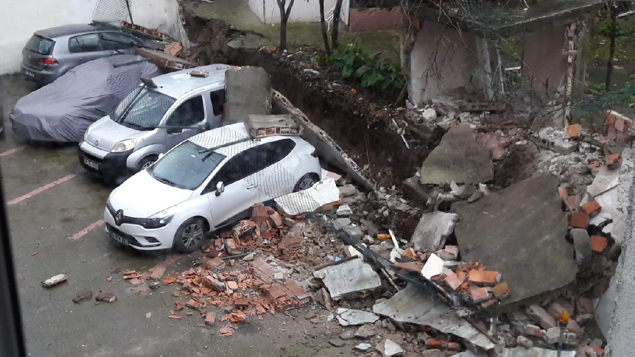 Üsküdar'da sağanak yağış sırasında istinat duvarı çöktü!