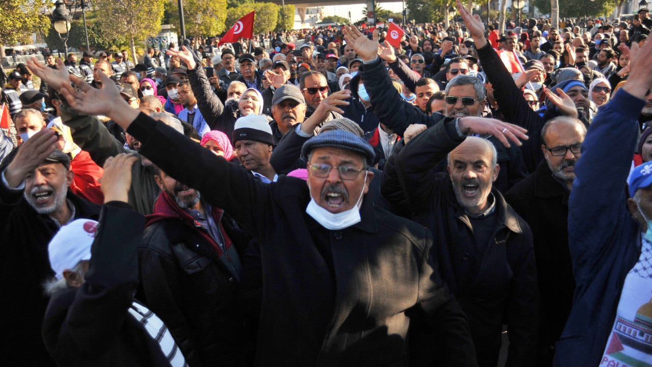 Tunus'ta halk, darbeci Cumhurbaşkanı Said'e karşı sokağa çıktı!
