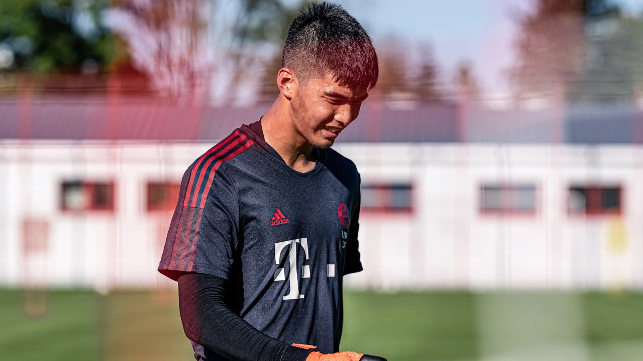 Bayern Münih'in ilk Çinli oyuncusu 18 yaşındaki kaleci Liu Shaoziyang oldu