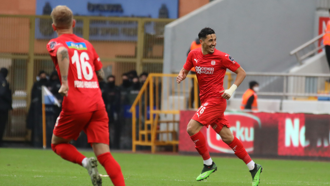 Sivasspor'dan Kasımpaşa'da müthiş geri dönüş: 1-3.. Yiğido galibiyet serisini dört maça çıkardı