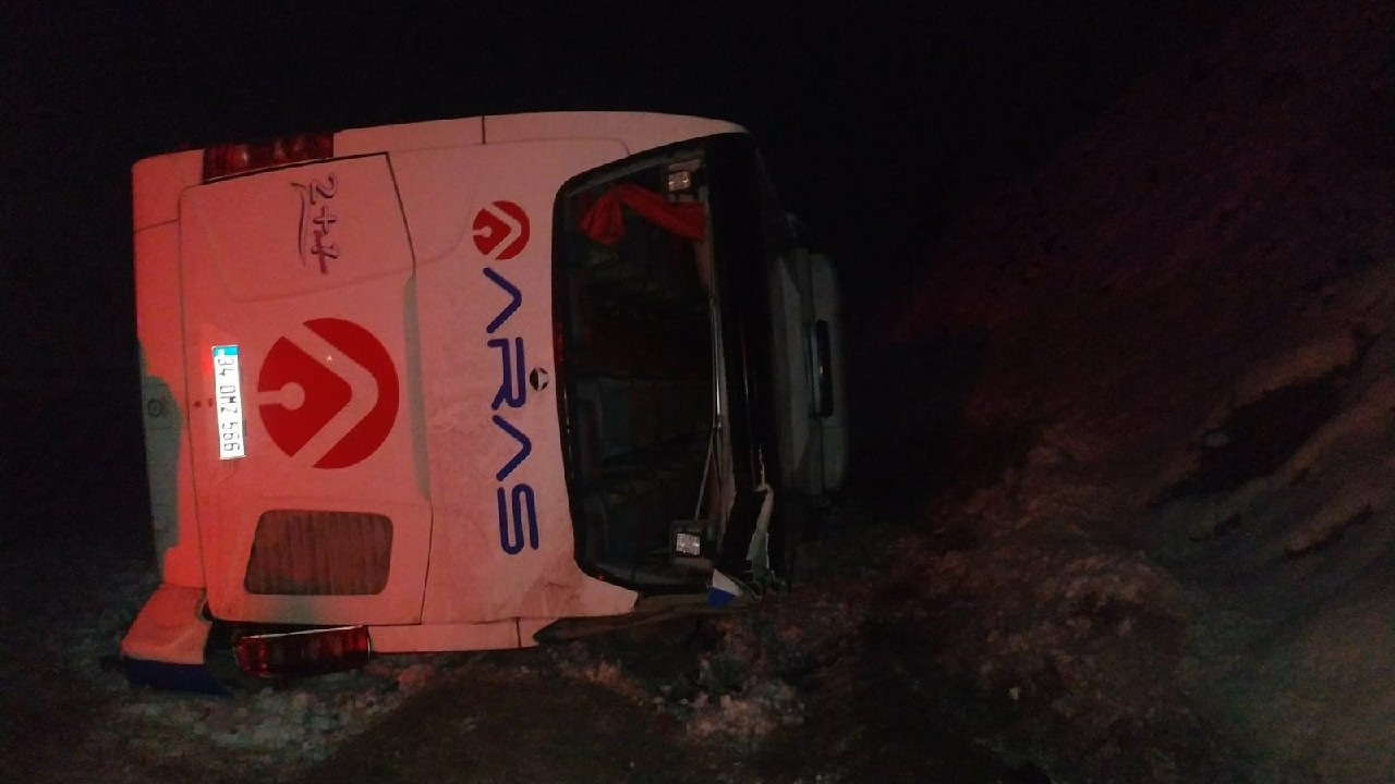 Kars'ta yolcu otobüsü devrildi: Ölü ve yaralılar var!