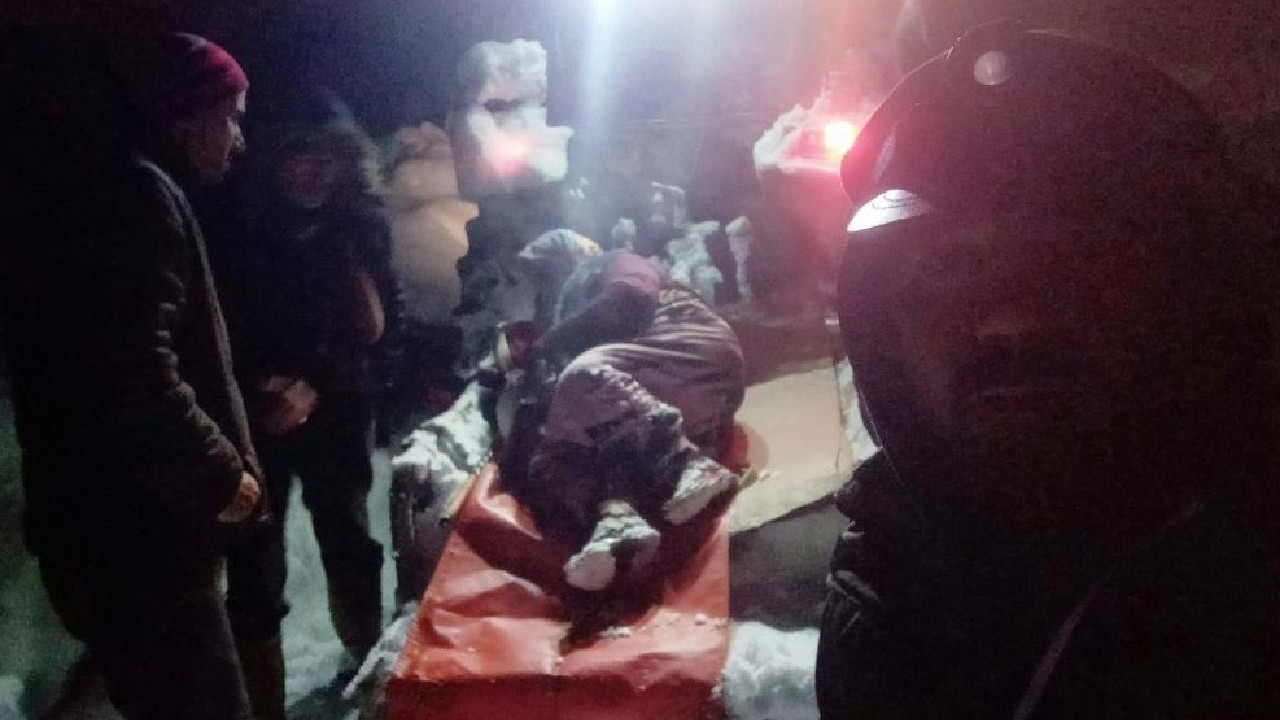 Kar yolu kapatınca hastayı traktörün arkasında ambulansa taşıdılar
