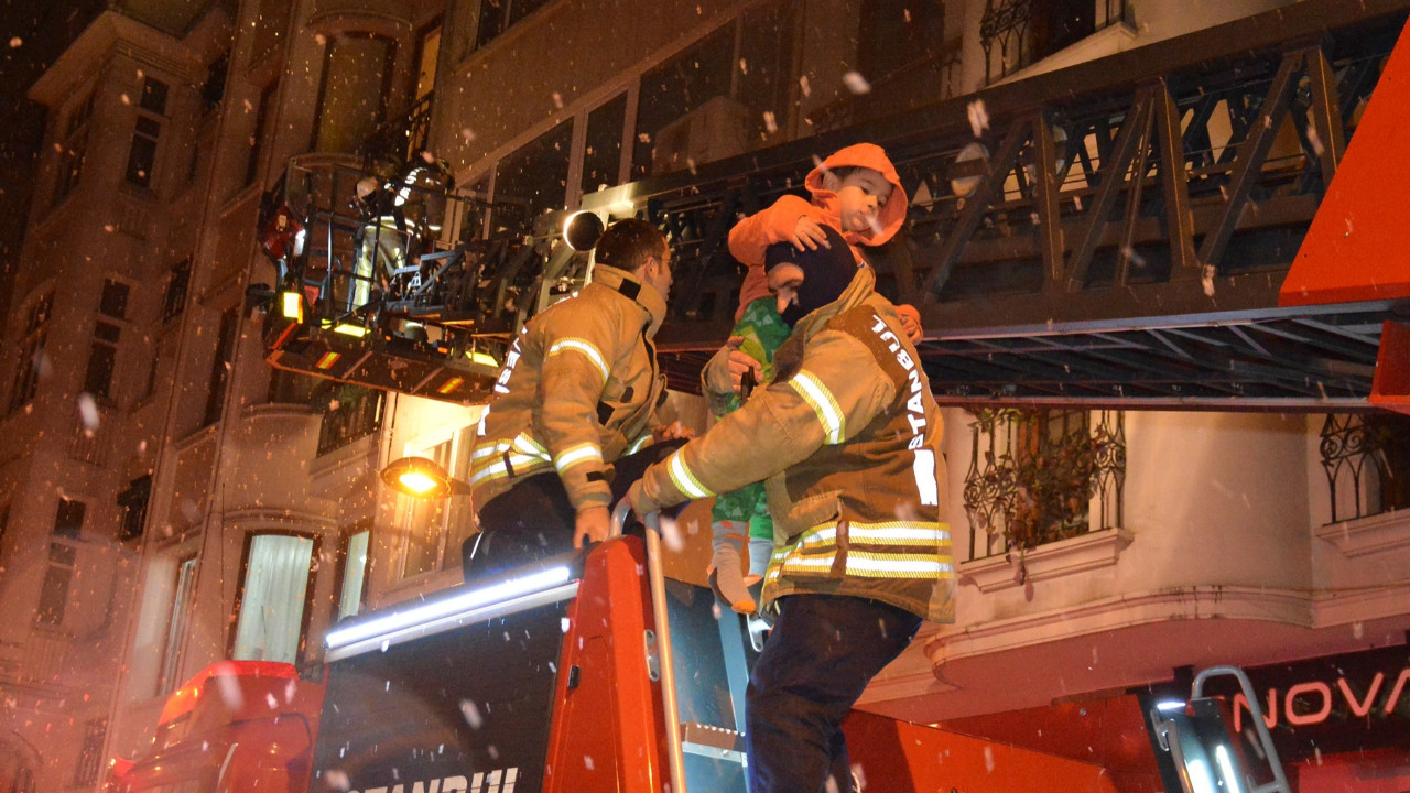 İstanbul'da 6 katlı binada yangın paniği yaşandı