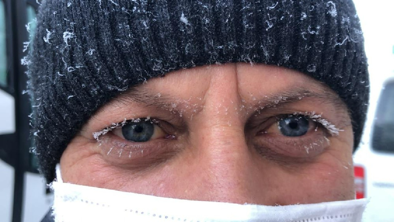 Kars’ta soğuktan vatandaşın kirpikleri buz tuttu!