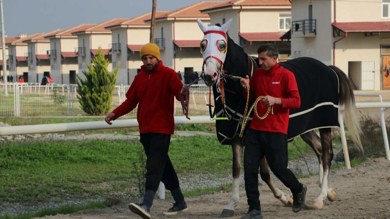 Seyisler greve gitti, Adana'daki at yarışlar iki buçuk saat geç başladı