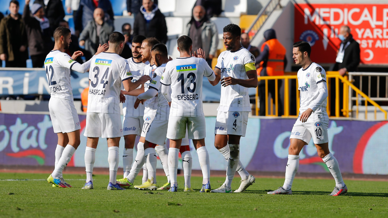 Altay tepetaklak... Son sıradaki Kasımpaşa İzmir ekibini 2-0 mağlup ederek ilk yarıyı 3 puanla kapattı