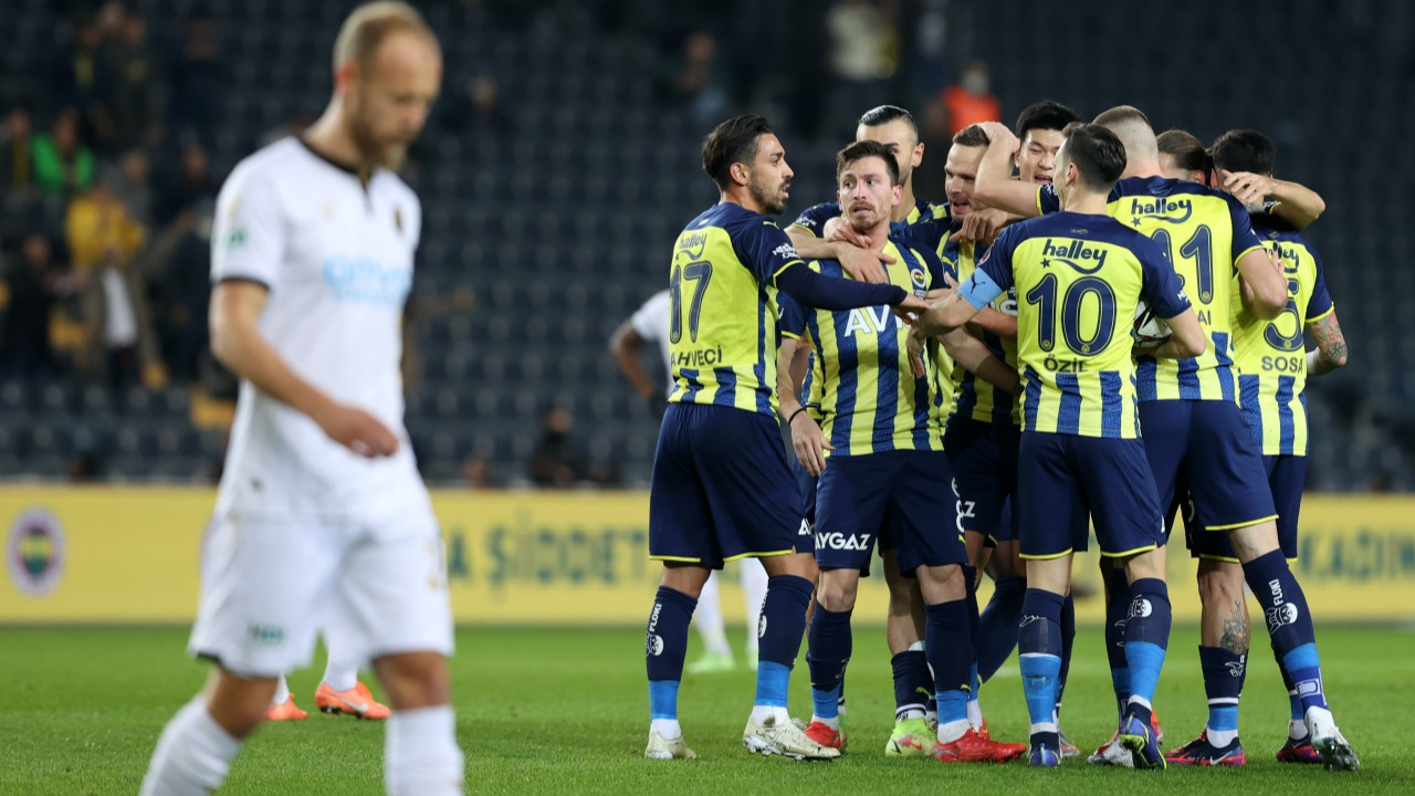 Fenerbahçe Kadıköy'de Yeni Malatyaspor'u 2-0 mağlup ederken gözler yönetime çevrildi