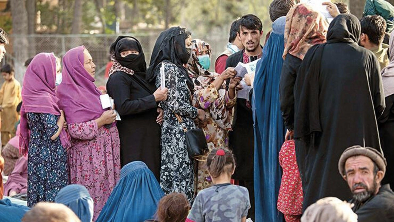 Afganistan'da kadınlara bir yasak daha: Yanlarında erkek akraba yoksa seyahat edemeyecekler