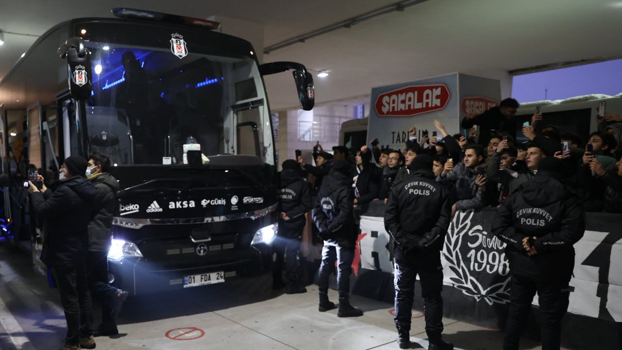 Beşiktaş kafilesi Konya'da... Önder Karaveli'ye sevgi seli