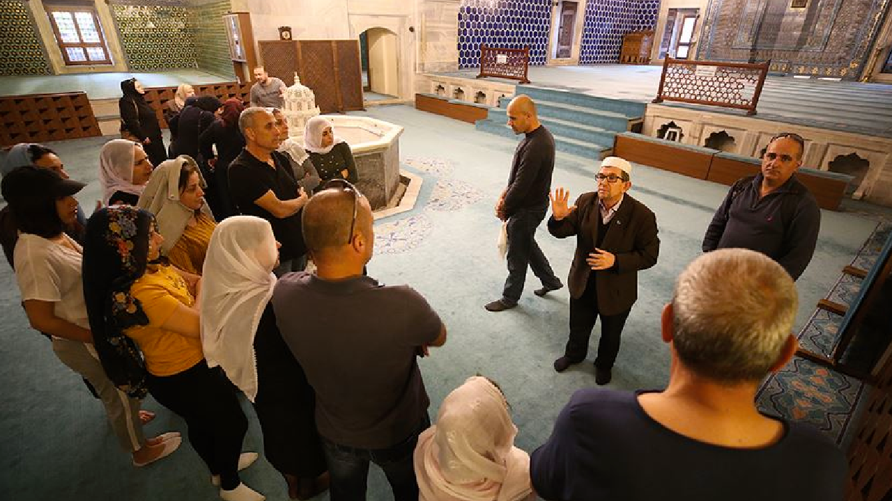 Ziyaretçilere ezanın 5 farklı makamını okuyan Yeşil Cami imamı vefat etti