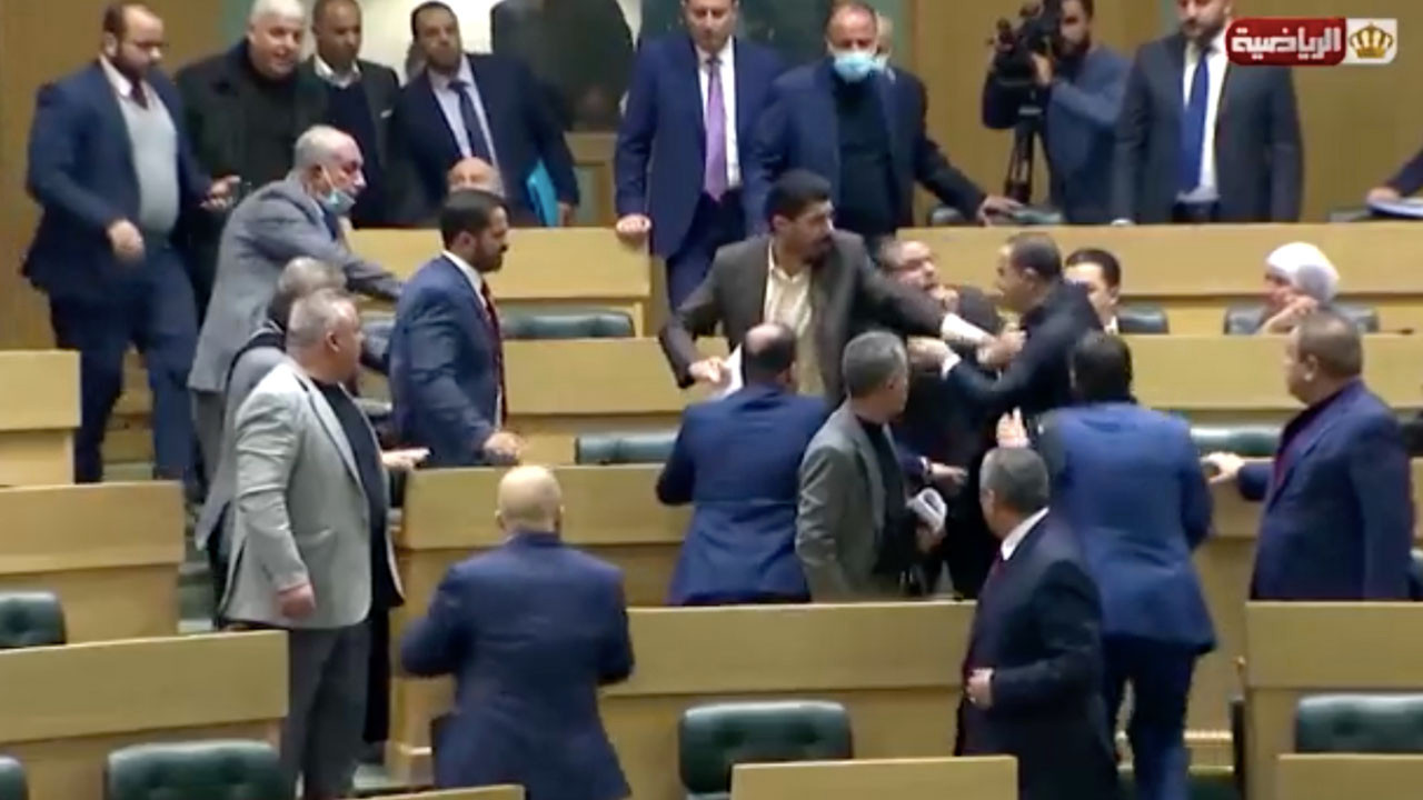 Ürdün parlamentosundaki kavga canlı yayına yansıdı: Milletvekilleri yumruk yumruğa birbirine girdi