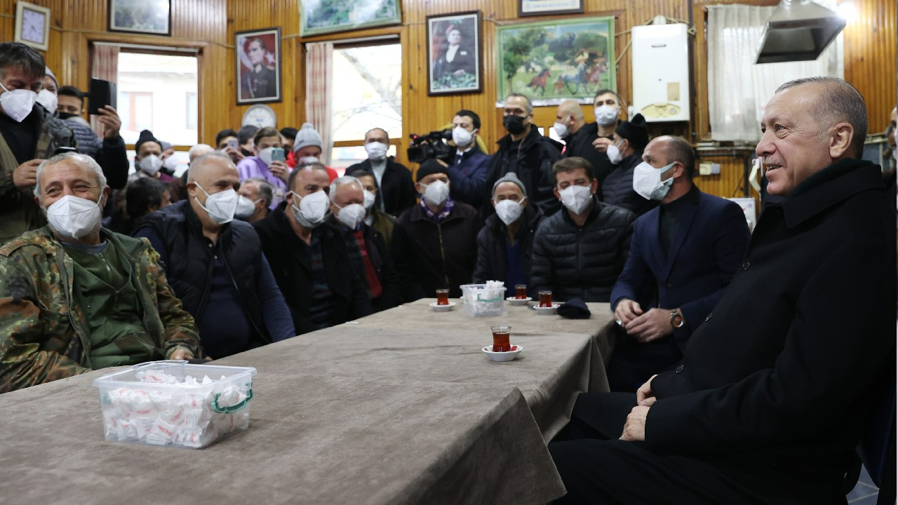 Cumhurbaşkanı Erdoğan, vatandaşlarla çay içip sohbet etti!