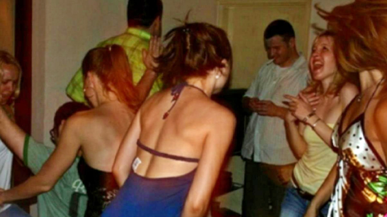 50 kişilik cinsel ilişki partisini polis bastı: Covid cezası yağdı!