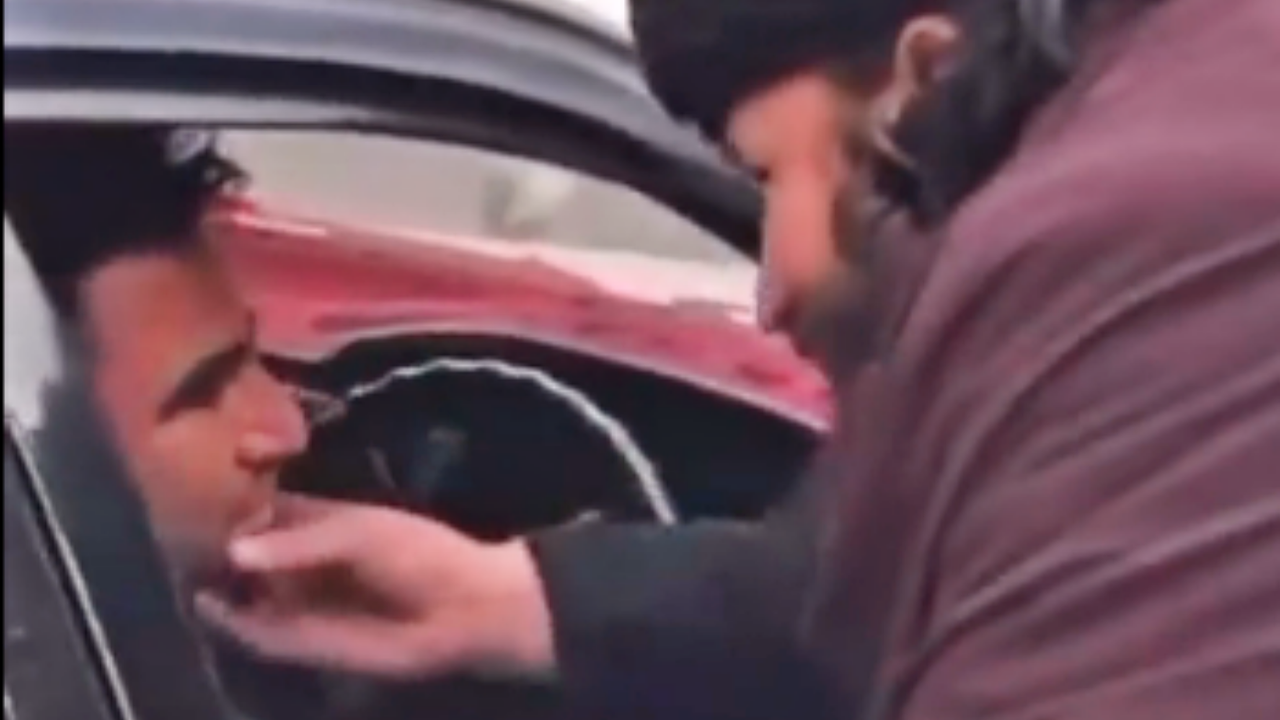 Taliban'ın trafikteki 'sakal' çevirmesi kameralara yansıdı!