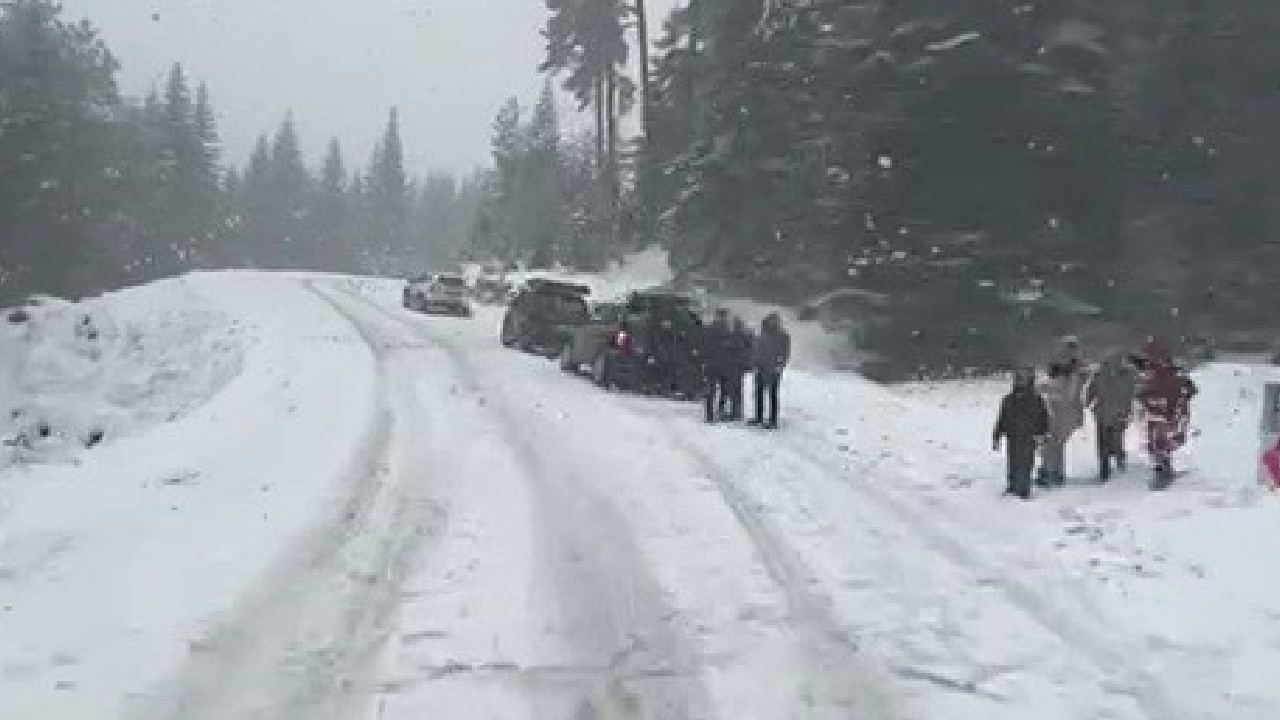 Aniden bastıran kar, kayak merkezine gidenleri yolda bıraktı