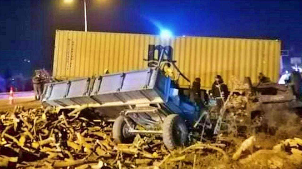 Korkunç kaza: TIR, traktöre çarptı!
