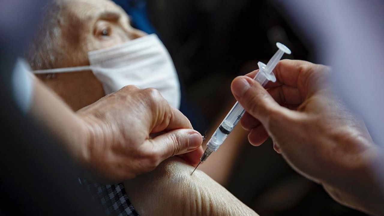 Farklı kimliklerle tam 11 kez korona aşısı yaptırdı! 84 yaşındaki adam 12. aşıyı yaptırırken yakalandı!