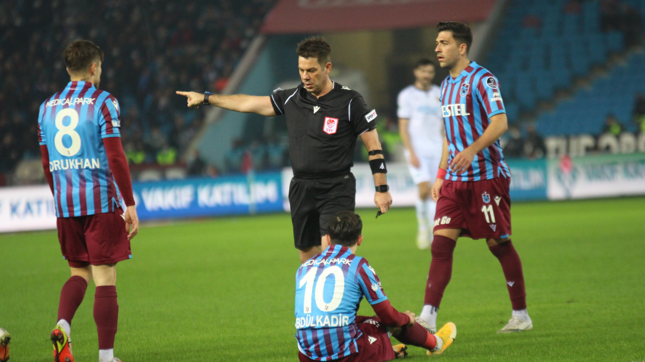 Trabzonspor kollanıyor mu? Fırat Aydınus'un Yeni Malatyaspor maçındaki kararı tartışma başlattı