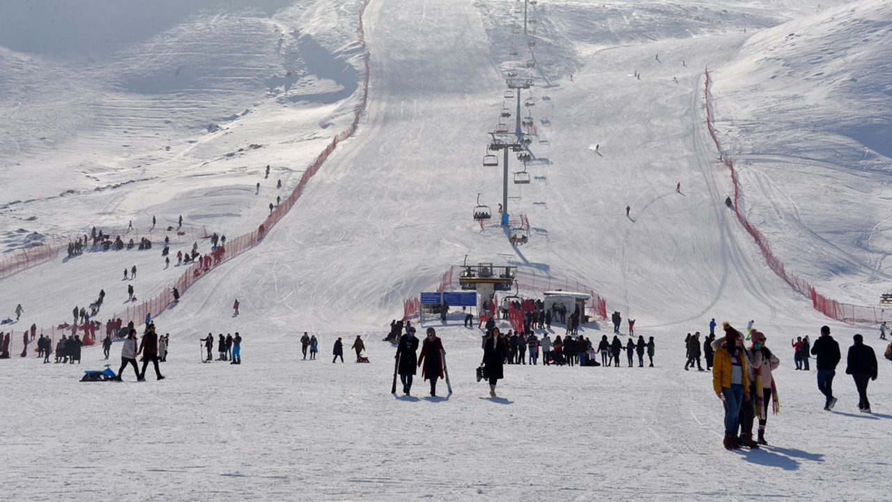 Bingöl'de sezonun açıldığı Hesarek Kayak Merkezi'ne yoğun ilgi