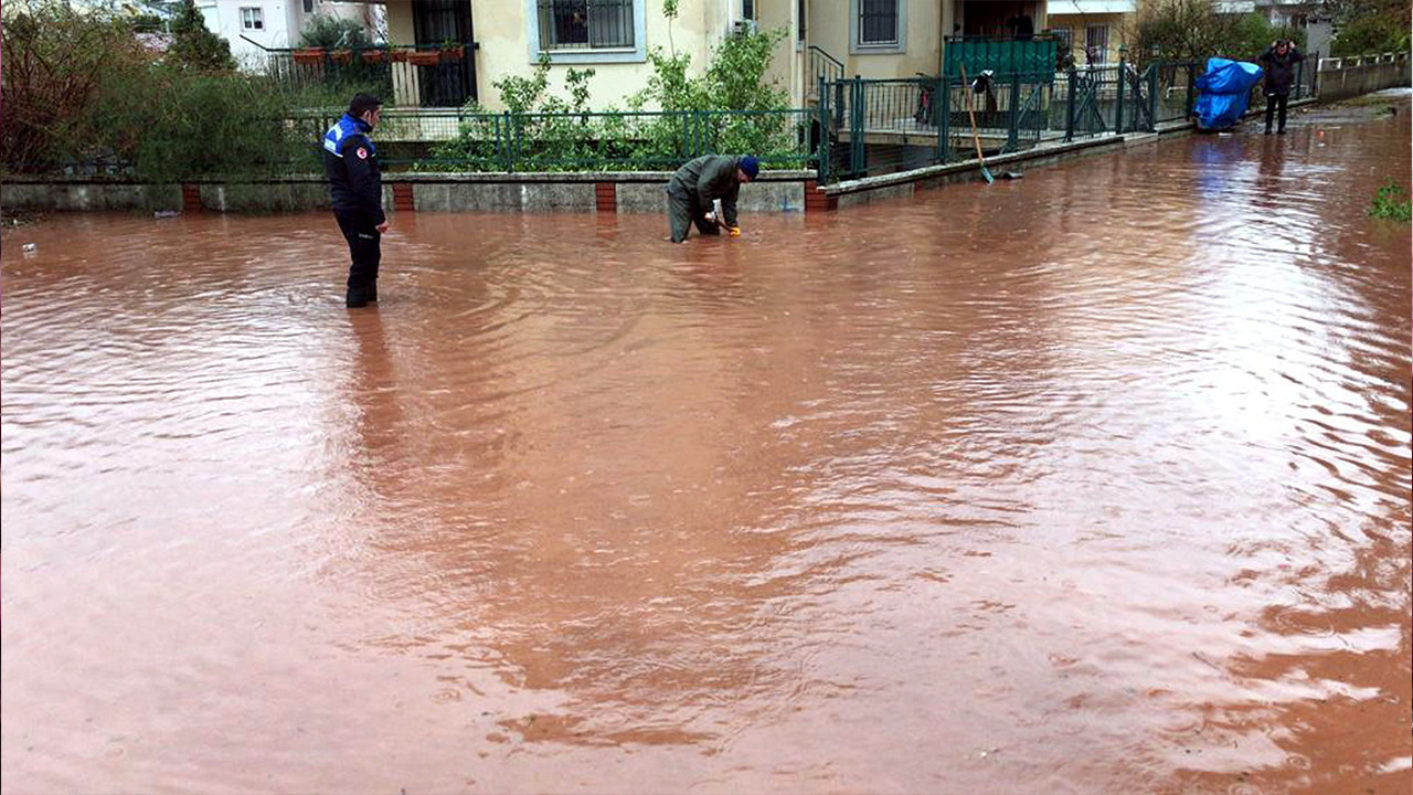 Marmaris'i sağanak yağış ve dolu vurdu: Metrekareye 200 kilogram yağmur düştü