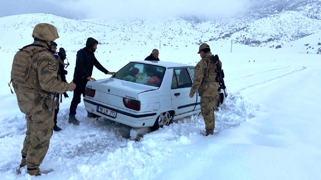 Bitlis'te karda mahsur kalan 1'i bebek 10 kişi kurtarıldı