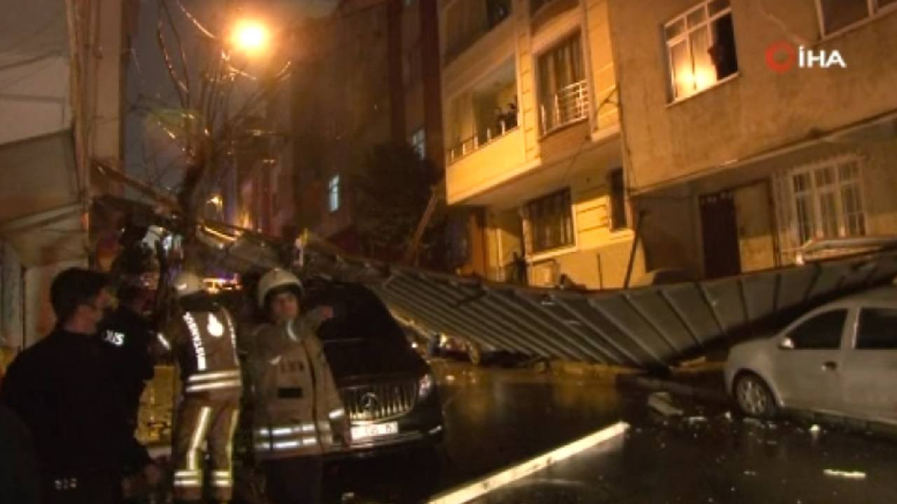 Bağcılar'da şiddetli rüzgar 4 katlı binanın çatısını uçurdu